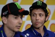 El piloto español Jorge Lorenzo junto al italiano Valentino Rossi, en la rueda de prensa previa al Gran Premio de Sepang.-AFP / MANAN VATSYAYANA