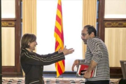 Forcadell recibe a Baños, que no se había percatadode su presencia.-JOAN CORTADELLAS