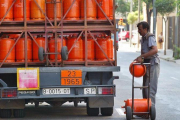Un repartidor de butano.-ARCHIVO / FERRAN NADEU