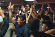 Jóvenes bailando y cantando en el interior de un bar en las ‘no fiestas’ de San Juan. HDS