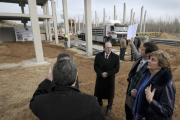 María Jesús Ruiz y José Manuel Jiménez siguen las explicaciones técnicas durante la visita a las obras de la depuradora de la CMA. / ÚRSULA SIERRA-