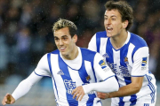 Juanmi celebra su gol con Oyarzabal antes de levantarse la camiseta para mostrar el mensaje de apoyo a Pablo Ráez.-JUAN HERRERO