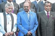 Omar al Bashir (en el centro), en la foto con los líderes africanos en la cumbre de la UA, en Johannesburgo.-AFP / GIANLUIGI GUERCIA