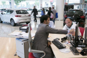 Un cliente de un concesionario de coches pide información.-EL PERIÓDICO