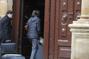 El rumano acusado de abusar de un menor el lunes entrando al Palacio de Justicia. / VALENTÍN GUISANDE-