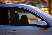Una mujer saudí aprende a conducir junto a su instructora libanesa, en Riad, el pasado mayo.-FAYEZ NURELDINE (AFP)