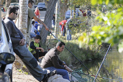 Varios pescadores durante la edición del año pasado de Trofeo San Saturio de pesca. / ÚRSULA SIERRA-