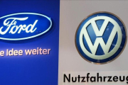 Los logos de Ford y Volkswagen.-AFP / PATRIK STOLLARZ
