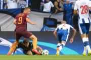 Iker Casillas no puede controlar el balón delante del bosnio Dzeko, que está a punto de marcar el 0-1 para la Roma.-MIGUEL RIOPA / AFP