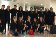 El equipo femenino español de hockey sobre patines, a su llegada este domingo a Barcelona.-EL PERIÓDICO