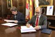 Carlos Martínez y Pedro Pisonero firman ayer el acuerdo entre el Consistorio e Iberaval.-J.A.C.