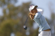 La golfista española Azahara Muñoz, en el 'tee' del hoyo 7.-EFE / JORGE ZAPATA