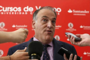 Javier Tebas responde a los periodistas tras participar en un curso de la Universidad Complutense.-EFE/NACHO CALONGE