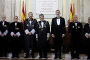 El presidente del Supremo, Carlos Lesmes, a la derecha del Rey, y Luis María Díez-Picazo, a la izquierda del Monarca, en un acto judicial.-EL PERIÓDICO