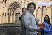 Turistas a la salida de la iglesia de Santo Domingo. / V. G. -