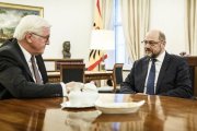 El presidente de Alemania, Frank-Walter Steinmeier, y el líder del SPD, Martin Schulz, reunidos en el palacio Bellevue de Berlín El  presidente de Alemania, Frank-Walter Steinmeier, y el líder del SPD, Martin Schulz, reunidos en el palacio Bellevue de Ber-EFE / JESCO DENZEL