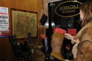 Clientes en una tienda de calzado de la capital. / VALENTÍN GUISANDE-