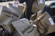 Bolsas de Amazon Prime Now.-/ AP / JOHN MINCHILLO
