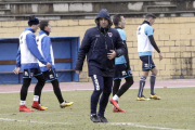 Arrasate, en la imagen en el entrenamiento del miércoles en el anexo, quiere un Numancia que asuma menos riesgos de lo normal.-Arrasate, en la imagen en el entrenamiento del miércoles en el anexo, quiere un Numancia que asuma menos riesgos de lo normal.