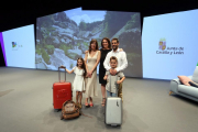 La consejera de Cultura de la Junta, María Josefa García Cirac, presenta la nueva Campaña de Turismo de Castilla y León. En la imagen, junto a los actores protagonistas de anuncio promocional-ICAL