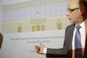 Cristobal Montoro, en la rueda de prensa para informar sobre el FLA.-JOSÉ LUIS ROCA