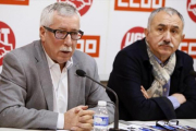 Ignacio Fernández Toxo (izquierda) y Pepe Álvarez, ayer, en Madrid.-FERNANDO ALVARADO
