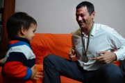 Antonio Peñalver, con su hijo en su casa de Murcia.-JORDI COTRINA