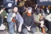 Al-Shishani (centro), sentado junto a combatientes yihadistas, en una imagen de un vídeo sin fechar difundido por las redes sociales.-