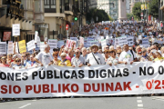 Miles de jubilados y pensionistas se manifiestan en Bilbao.-LUIS TEJIDO