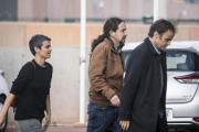 Pablo Iglesias entra en la cárcel de Lledoners con Lucía Martín y Jaume Asens.-FERRAN NADEU