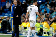 Zidane mira a Cristiano cuando el portugués se retira del campo lesionado en el encuentro ante el Vllarreal.-EFE / JUANJO MARTÍN