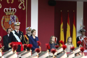 Los reyes Felipe y Letizia, junto a sus hijas Sofía y Leonor, presiden el desfile del Día de la Hispanidad.-EFE / JAVIER LIZÓN