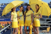 Cuatro azafatas con el vestuario de verano en el Godó.-