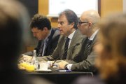 Ignacio Osborne, en el centro, en Esade.-JOAN PUIG