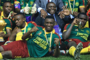 Los jugadores de Camerún con la copa de campeones.-GAVIN BARKER/ EFE