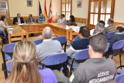 Asistentes a la constitución de la Comisión Local de la concentración parcelaria de la zona del Canal de Eza ayer en el Ayuntamiento de Langa de Duero.-HDS