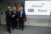 El presidente de ACS, Florentino Pérez (c); el consejero delegado de Atlantia, Giovanni Castelluci (i), y el presidente de Hochtief, Marcelino Fernández Verdes (d), durante una rueda de prensa para explicar los detalles de su oferta conjunta por la totali-EMILIO NARANJO (EFE)