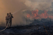 Unos bomberos trabajan en las labores de extinción del fuego en el estado amazónico de Mato Grosso, en Brasil, el pasado 26 de agosto.-MAYKE TOSCANO (AFP)