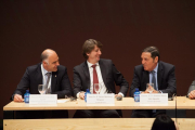 El consejero de Sanidad, Antonio María Sáez, inaugura el XI Congreso Farmacéutico de Castilla y León. En la imagen, el alcalde de Soria, Carlos Martínez (C) y el presidente del Colegio de Farmacéuticos de la region, Antonio Carrasco (I).-Ical