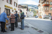 Residentes en la población suiza de Obersaxen Meierhof depositan su voto en urnas colocadas en el exterior de un colegio electoral, este domingo.-EFE / GIAN EHRENZELLER