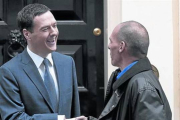 Osborne con Varufakis, en Londres.-Foto:   AP / MAT DUNHAM