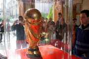 La Copa del Mundo durante una de sus exposiciones por España. -