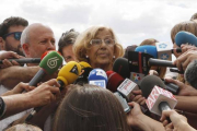 Manuela Carmena, este lunes, 25 de mayo, rodeada de periodistas.-Foto: AGUSTÍN CATALÁN