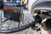 Un dispositivo mide los niveles de emisiones del motor diésel de un Volkswagen Golf 2.0 TDI en un taller de Fráncfort.-EFE / PATRICK PLEUL