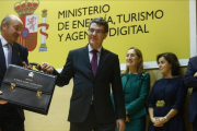 El ministro de Energía, Turismo y Agenda Digital, Álvaro Nadal, recibe la cartera ministerial de manos del titular de Economía, Luis de Guindos.-AGUSTÍN CATALÁN