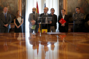 El  ministro Montoro, junto a los representantes sindicales de CSIF, UGT y CCOO, el pasado 29 de marzo.-JOSÉ LUIS ROCA