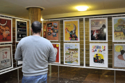 Un ciudadano observa los carteles de San Juan que se exhiben en el patio de columnas del Ayuntamiento. / REPORTAJE GRÁFICO: VALENTÍN GUISANDE-