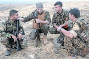 El combatiente// Jordan Matson, el segundo por la izquierda, junto a varios combatientes kurdos.-JORDAN MATSON / FACEBOOK