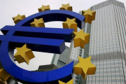 Logotipo del euro ante la sede del Banco Central Europeo, en Fráncfort.-ARNE DEDERT (EFE)