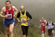 Varios corredores durante una prueba de montaña. -